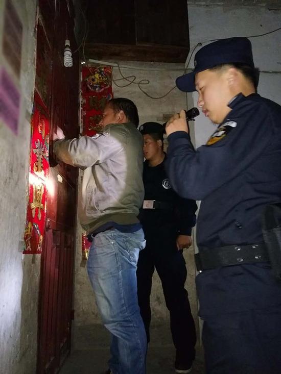 资阳粗心妈妈误将幼女锁家中 